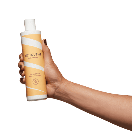 Resized-Handshots_0000s_0018_Transparent_0016_Product-Hand-ShotsCurl-Conditioner